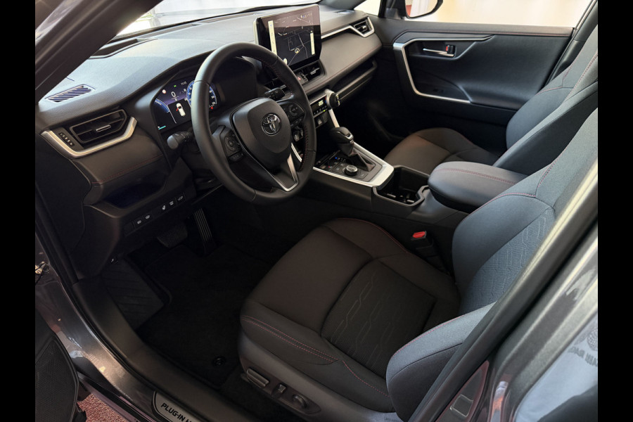 Toyota RAV4 2.5 PHEV AWD 306PK | ☑️ Nieuwe auto ☑️ | 0 km 1500KG trekgew. | HUD | Camera | LED | Elek. klep | STUUR/STOELVERW. V+A PHEV PLUG IN
