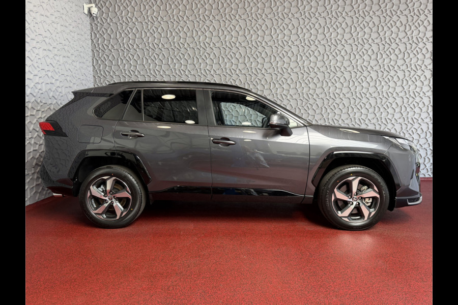 Toyota RAV4 2.5 PHEV AWD 306PK | ☑️ Nieuwe auto ☑️ | 0 km 1500KG trekgew. | HUD | Camera | LED | Elek. klep | STUUR/STOELVERW. V+A PHEV PLUG IN