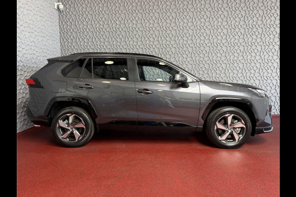 Toyota RAV4 2.5 PHEV AWD 306PK | ☑️ Nieuwe auto ☑️ | 0 km 1500KG trekgew. | HUD | Camera | LED | Elek. klep | STUUR/STOELVERW. V+A PHEV PLUG IN