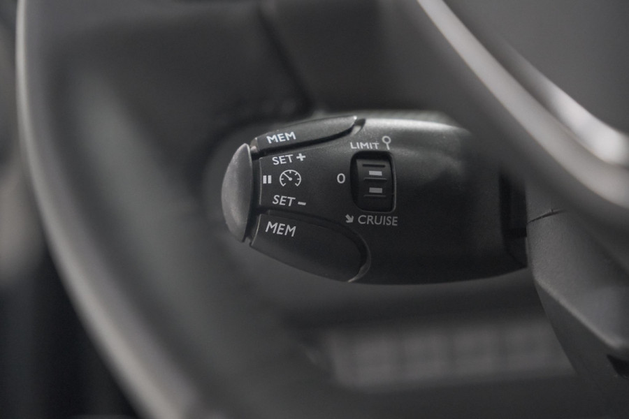 Peugeot 208 PureTech 100 Allure | Parkeersensoren | Navigatie | Apple Carplay