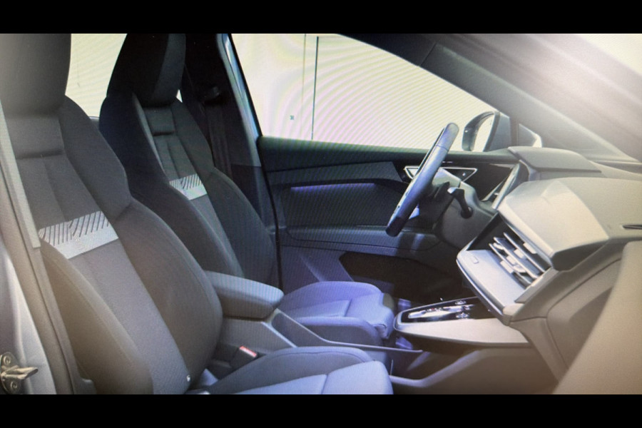 Audi Q4 e-tron BWJ 2022 | 35 Launch edition Advanced 55 kWh | SPORTSTOELEN | CARPLAY | CLIMA | STOELVERW | CAMERA A | PDC 2X | LICHTMETAAL |