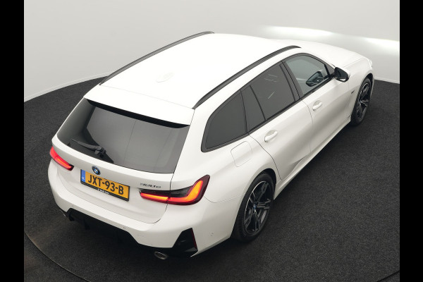 BMW 3 Serie Touring 320e M Sport FACELIFT PHEV 204pk Dealer O.H | Trekhaak Af Fabriek | Adaptive Cruise | Widescreen Navi | Head Up | Alcantara Sportstoelen Verwarmd | Camera & Parkassist | Apple Carplay | Plug In Hybrid