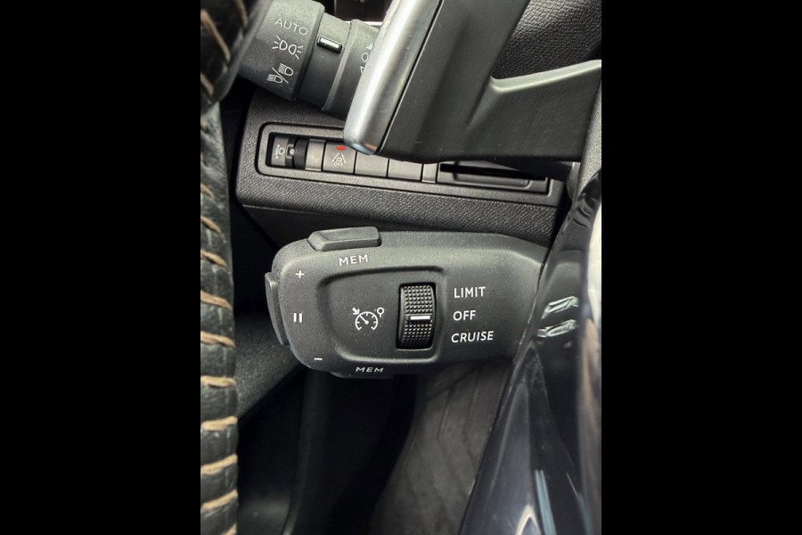 Peugeot 3008 1.2 PureTech Active Pack Business - Navigatie / Apple CarPlay I Airco I Camera & PDC I LED I Dealer onderhouden