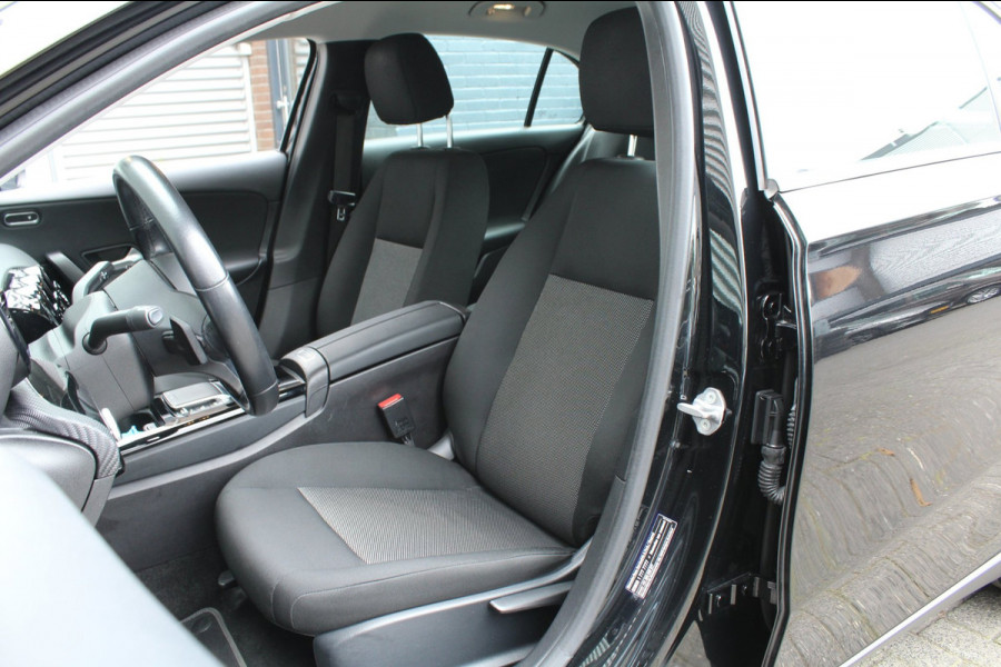 Mercedes-Benz A-Klasse 180 136pk Business Solution AUTOMAAT Widescreen 18"AMG LMV
