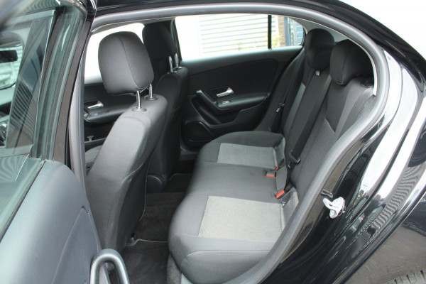 Mercedes-Benz A-Klasse 180 136pk Business Solution AUTOMAAT Widescreen 18"AMG LMV
