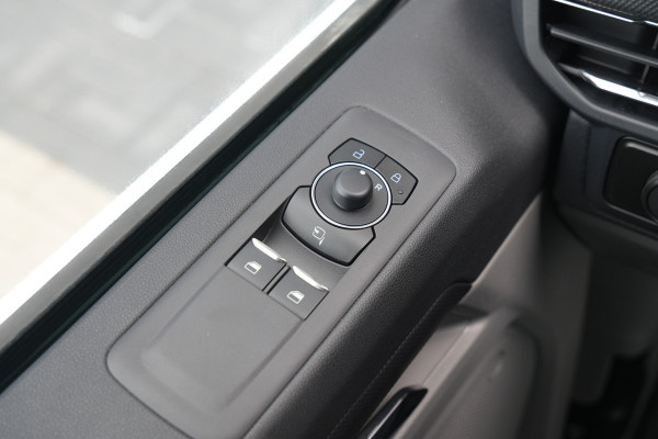Ford E-Transit Custom 320 L1H1 Limited 71 kWh 218pk - Keyless - Stoelverwarming - Camera - Carplay - Rijklaar