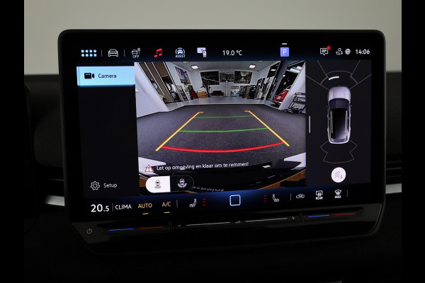 Volkswagen T-Roc 1.5 eTsi Life First Edition 115PK DSG | Beschikbaar vanaf 3-7-2026 |Verlengde garantie | 18" Lm velgen | Stoel- en stuurverwarming |