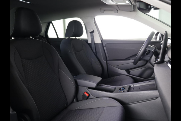 Volkswagen T-Roc 1.5 eTsi Life First Edition 115PK DSG | Beschikbaar vanaf 3-7-2026 |Verlengde garantie | 18" Lm velgen | Stoel- en stuurverwarming |