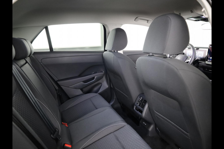Volkswagen T-Roc 1.5 eTsi Life First Edition 115PK DSG | Beschikbaar vanaf 3-7-2026 |Verlengde garantie | 18" Lm velgen | Stoel- en stuurverwarming |