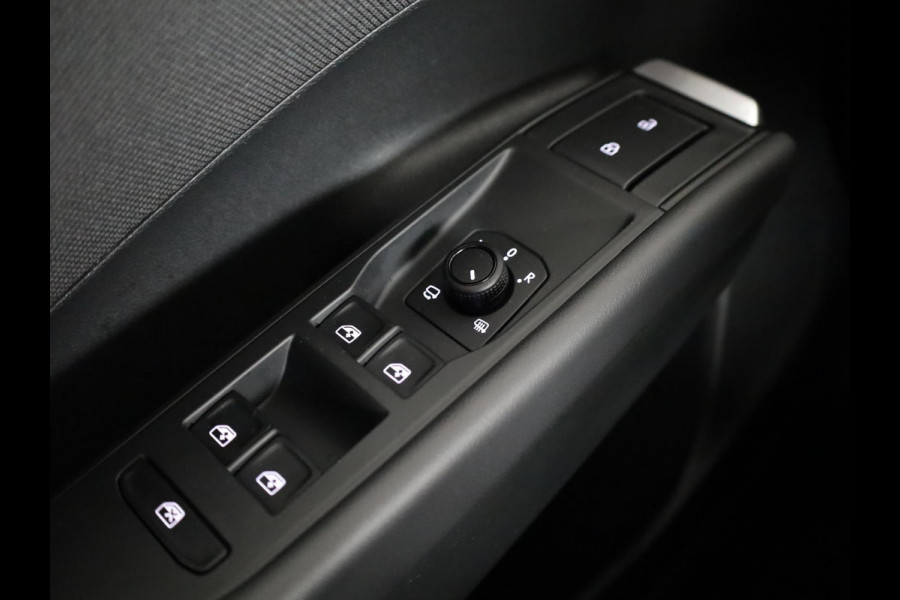 Volkswagen T-Roc 1.5 eTsi Life First Edition 115PK DSG | Beschikbaar vanaf 3-7-2026 |Verlengde garantie | 18" Lm velgen | Stoel- en stuurverwarming |