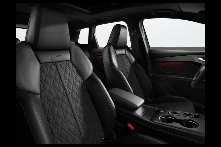 Audi Q4 e-tron 45 S edition competition 82KWh 340 pk | Techniekpakket Pro | elektrische stoelen | Glazen panoramadak | head-up display  |
