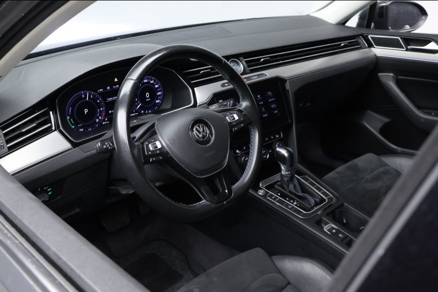 Volkswagen Passat Variant 1.4 TSI GTE Highline Sport (SCHUIFDAK,APPLE CARPLAY,LED,CAMERA,STOELVERWARMING,CLIMATE,CRUISE,LM VELGEN