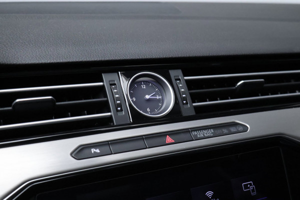 Volkswagen Passat Variant 1.4 TSI GTE Highline Sport (SCHUIFDAK,APPLE CARPLAY,LED,CAMERA,STOELVERWARMING,CLIMATE,CRUISE,LM VELGEN
