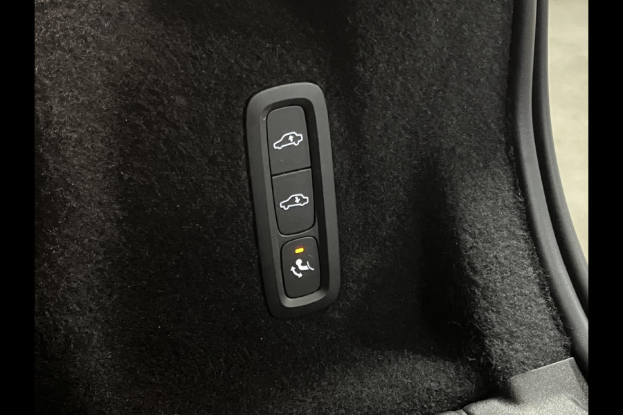 Volvo XC60 2.0 T8 Plug-in hybrid AWD Ultimate Dark *SOH 97%* Luchtvering | Trekhaak | Open dak | Bowers & Wilkins | Adapt. cruise | Stoel-/stuurverwarming | 360 camera | Head up