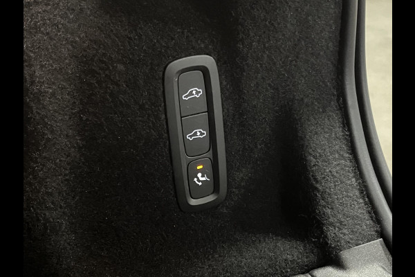 Volvo XC60 2.0 T8 Plug-in hybrid AWD Ultimate Dark *SOH 97%* Luchtvering | Trekhaak | Open dak | Bowers & Wilkins | Adapt. cruise | Stoel-/stuurverwarming | 360 camera | Head up