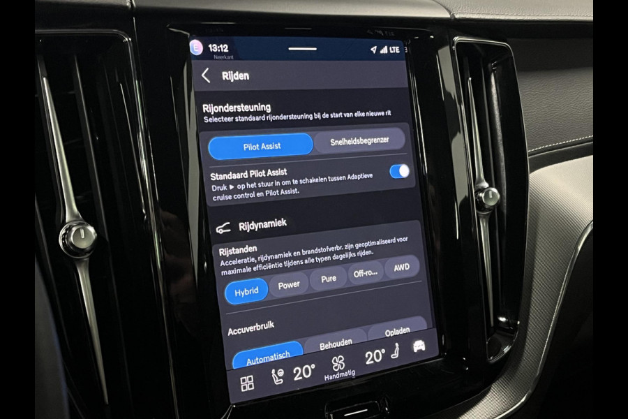Volvo XC60 2.0 T8 Plug-in hybrid AWD Ultimate Dark *SOH 97%* Luchtvering | Trekhaak | Open dak | Bowers & Wilkins | Adapt. cruise | Stoel-/stuurverwarming | 360 camera | Head up