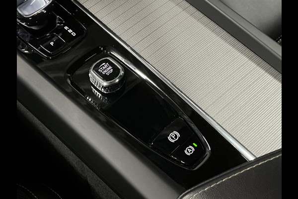 Volvo XC60 2.0 T8 Plug-in hybrid AWD Ultimate Dark *SOH 97%* Luchtvering | Trekhaak | Open dak | Bowers & Wilkins | Adapt. cruise | Stoel-/stuurverwarming | 360 camera | Head up