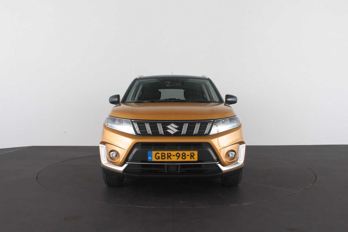 Suzuki Vitara 1.5 Hybrid Select > Automaat/Camera/Solar Yellow Pearl met zwart dak...