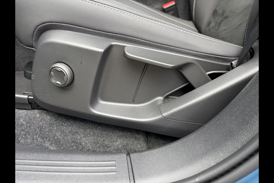 Volvo C40 Recharge Core 69 kWh SOH 93%|| VAN: 33.900,- VOOR: 30.877,- UW WKVOORDEEL: 3.023,-|VOLVO DEALER ONDERHOUDEN| ACHTERUITRIJCAMERA| PANORAMADAK| STOEL + STUURVERWARMING| RIJKLAARPRIJS INCL. 12 MAANDEN BOVAG GARANTIE|