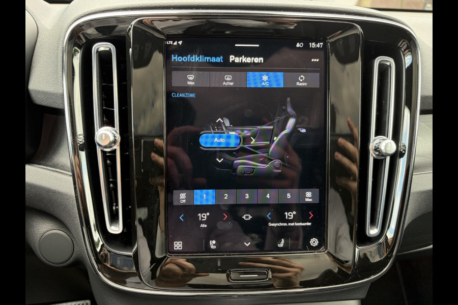 Volvo C40 Recharge Core 69 kWh SOH 93%|| VAN: 33.900,- VOOR: 30.877,- UW WKVOORDEEL: 3.023,-|VOLVO DEALER ONDERHOUDEN| ACHTERUITRIJCAMERA| PANORAMADAK| STOEL + STUURVERWARMING| RIJKLAARPRIJS INCL. 12 MAANDEN BOVAG GARANTIE|