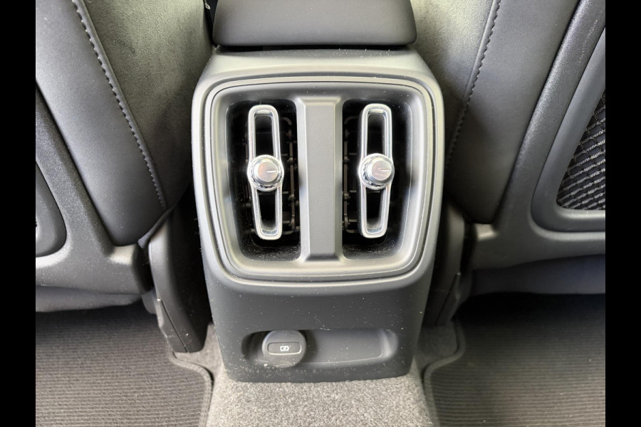 Volvo C40 Recharge Core 69 kWh SOH 93%|| VAN: 33.900,- VOOR: 30.877,- UW WKVOORDEEL: 3.023,-|VOLVO DEALER ONDERHOUDEN| ACHTERUITRIJCAMERA| PANORAMADAK| STOEL + STUURVERWARMING| RIJKLAARPRIJS INCL. 12 MAANDEN BOVAG GARANTIE|