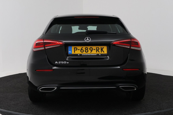 Mercedes-Benz A-Klasse 250 e Business Solution Luxury Limited (STOELVERWARMING, SFEERVERLICHTING, CAMERA, CRUISE CONTROL)