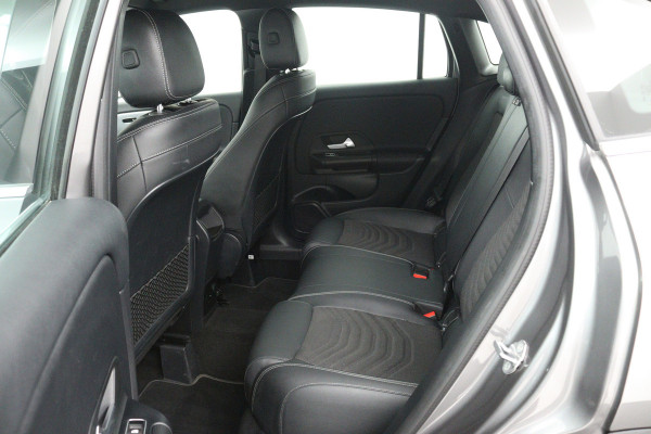 Mercedes-Benz GLA 180 Business Solution (STOELVERWARMING, CAMERA, CRUISE CONTROL, PARKEERSENSOREN)
