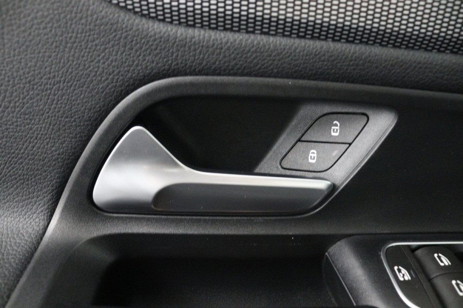 Mercedes-Benz GLA 180 Business Solution (STOELVERWARMING, CAMERA, CRUISE CONTROL, PARKEERSENSOREN)