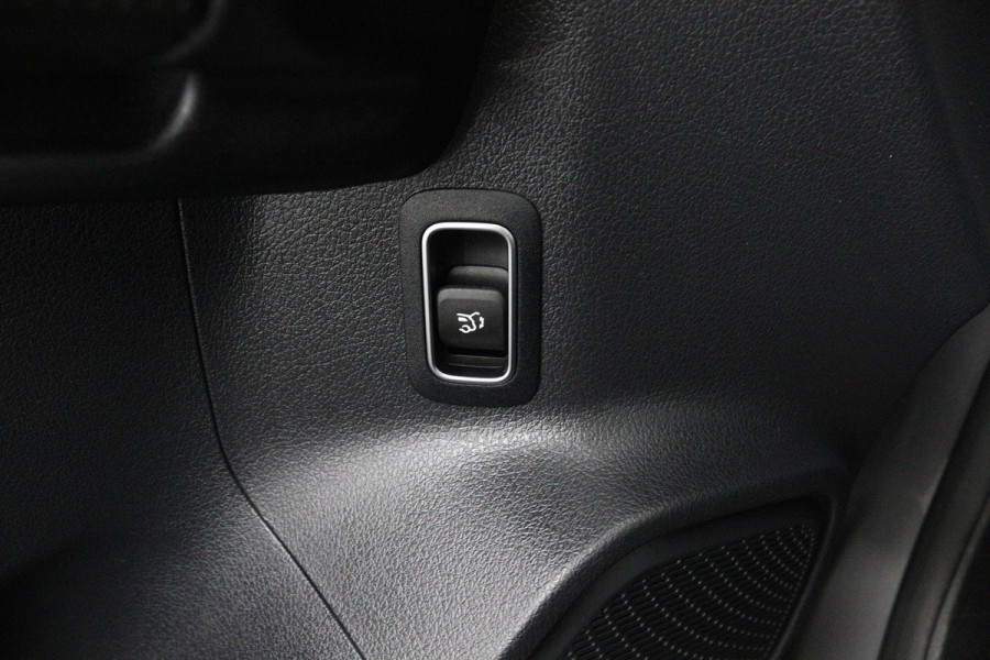 Mercedes-Benz GLA 180 Business Solution (STOELVERWARMING, CAMERA, CRUISE CONTROL, PARKEERSENSOREN)