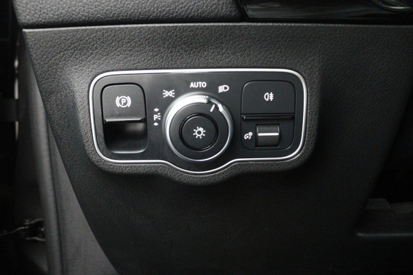 Mercedes-Benz GLA 180 Business Solution (STOELVERWARMING, CAMERA, CRUISE CONTROL, PARKEERSENSOREN)