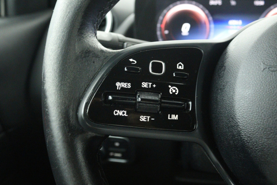 Mercedes-Benz GLA 180 Business Solution (STOELVERWARMING, CAMERA, CRUISE CONTROL, PARKEERSENSOREN)