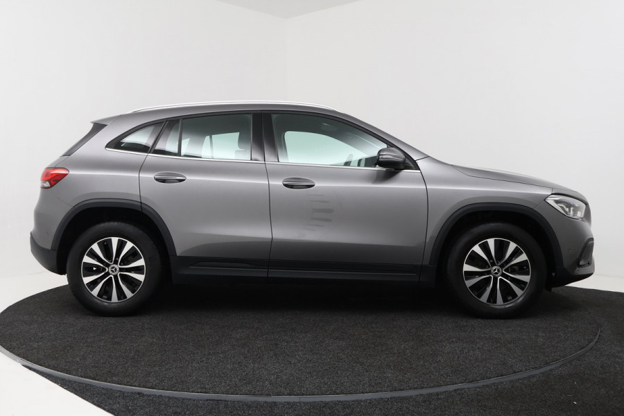 Mercedes-Benz GLA 180 Business Solution (STOELVERWARMING, CAMERA, CRUISE CONTROL, PARKEERSENSOREN)