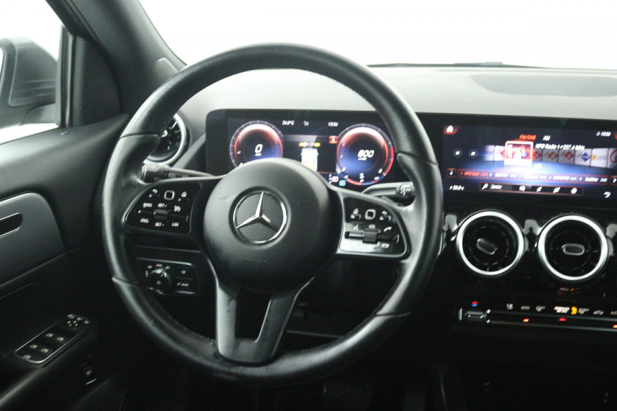 Mercedes-Benz GLA 180 Business Solution (STOELVERWARMING, CAMERA, CRUISE CONTROL, PARKEERSENSOREN)