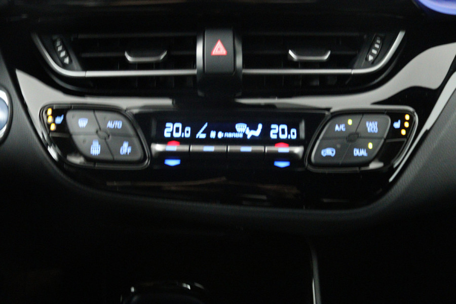 Toyota C-HR 2.0 Hybrid Bi-Tone (SFEERVERLICHTING, STOELVERWARMING, ACHTERUITRIJCAMERA, PARKEERSENSOREN)