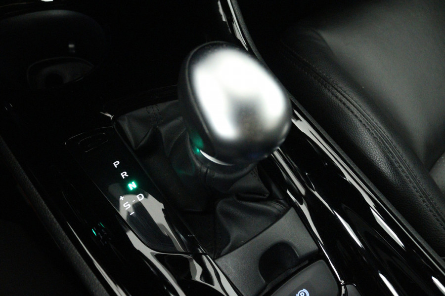 Toyota C-HR 2.0 Hybrid Bi-Tone (SFEERVERLICHTING, STOELVERWARMING, ACHTERUITRIJCAMERA, PARKEERSENSOREN)