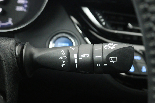 Toyota C-HR 2.0 Hybrid Bi-Tone (SFEERVERLICHTING, STOELVERWARMING, ACHTERUITRIJCAMERA, PARKEERSENSOREN)