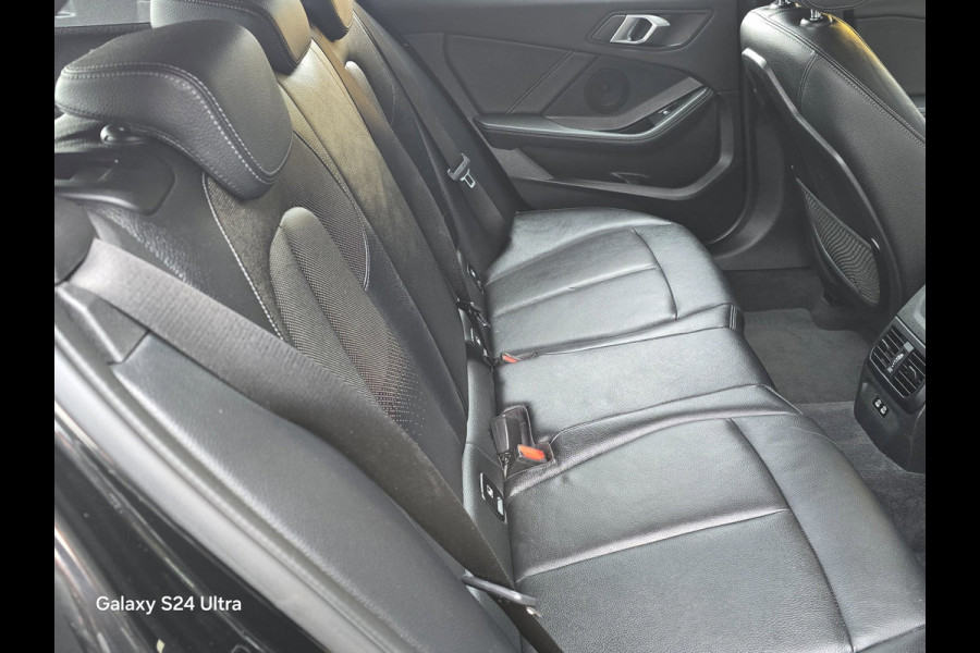 BMW 1-serie 118i High Executive Edition / Aut / NAP / Dig Cockpit / Navi / Leder / Cruise Control / Led / Pdc / Nette Staat