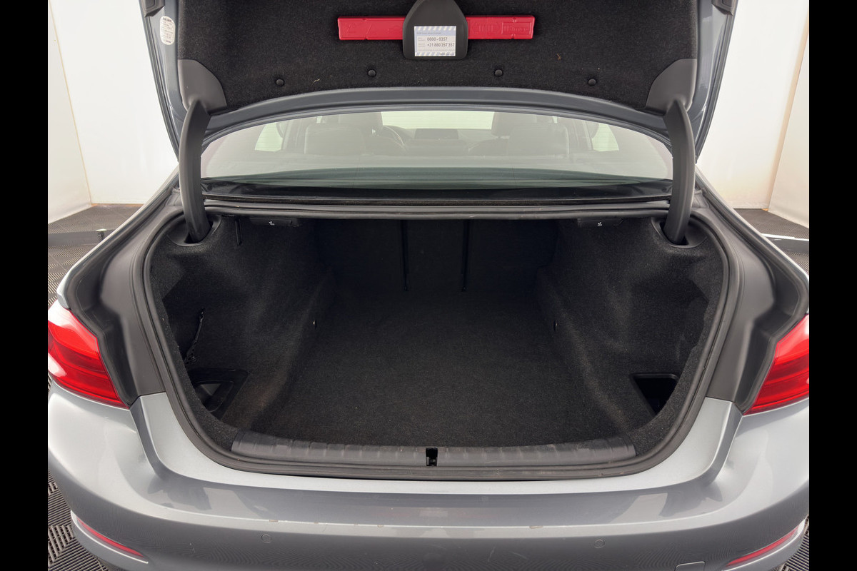 BMW 5 Serie 520i Executive Edition Sportline Aut. *LEATHER-FABRIC | FULL-LED | DIGI-COCKIT | KEYLESS | NAVI-FULLMAP | HEATED-SPORTSEATS | PRIVACY-GLASS | AMBIENTLIGHT | ECC | CARPLAY | PDC | TOWBAR | 18"ALU*