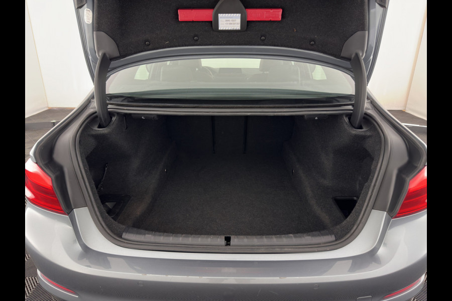 BMW 5 Serie 520i Executive Edition Sportline Aut. *LEATHER-FABRIC | FULL-LED | DIGI-COCKIT | KEYLESS | NAVI-FULLMAP | HEATED-SPORTSEATS | PRIVACY-GLASS | AMBIENTLIGHT | ECC | CARPLAY | PDC | TOWBAR | 18"ALU*