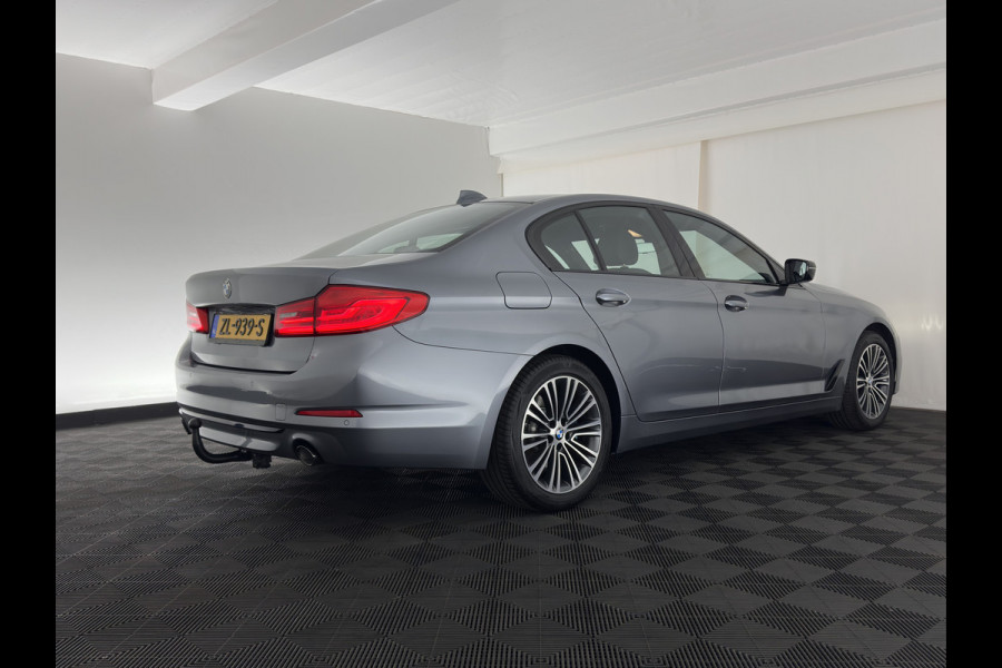 BMW 5 Serie 520i Executive Edition Sportline Aut. *LEATHER-FABRIC | FULL-LED | DIGI-COCKIT | KEYLESS | NAVI-FULLMAP | HEATED-SPORTSEATS | PRIVACY-GLASS | AMBIENTLIGHT | ECC | CARPLAY | PDC | TOWBAR | 18"ALU*