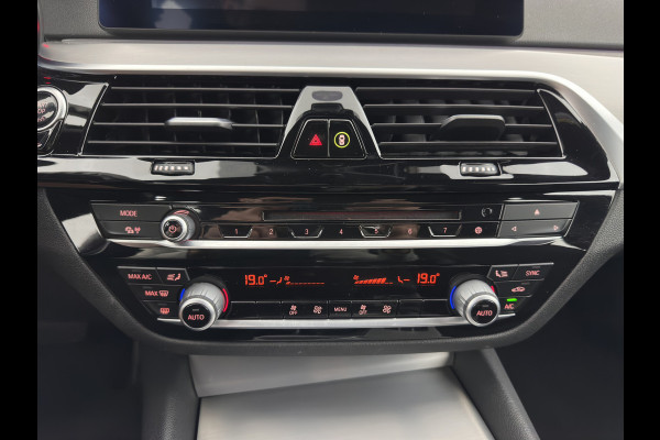 BMW 5 Serie 520i Executive Edition Sportline Aut. *LEATHER-FABRIC | FULL-LED | DIGI-COCKIT | KEYLESS | NAVI-FULLMAP | HEATED-SPORTSEATS | PRIVACY-GLASS | AMBIENTLIGHT | ECC | CARPLAY | PDC | TOWBAR | 18"ALU*