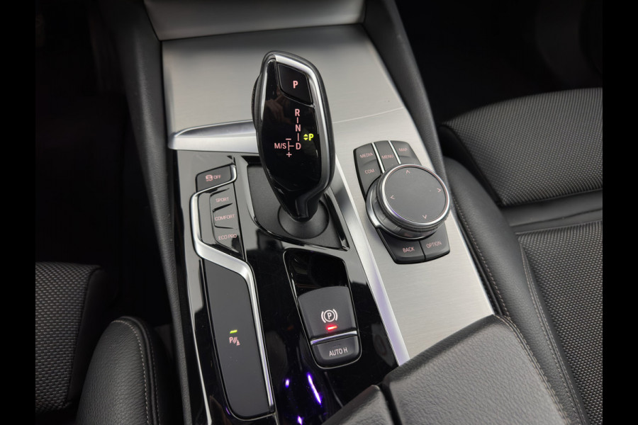 BMW 5 Serie 520i Executive Edition Sportline Aut. *LEATHER-FABRIC | FULL-LED | DIGI-COCKIT | KEYLESS | NAVI-FULLMAP | HEATED-SPORTSEATS | PRIVACY-GLASS | AMBIENTLIGHT | ECC | CARPLAY | PDC | TOWBAR | 18"ALU*