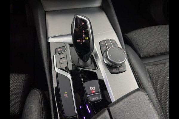 BMW 5 Serie 520i Executive Edition Sportline Aut. *LEATHER-FABRIC | FULL-LED | DIGI-COCKIT | KEYLESS | NAVI-FULLMAP | HEATED-SPORTSEATS | PRIVACY-GLASS | AMBIENTLIGHT | ECC | CARPLAY | PDC | TOWBAR | 18"ALU*