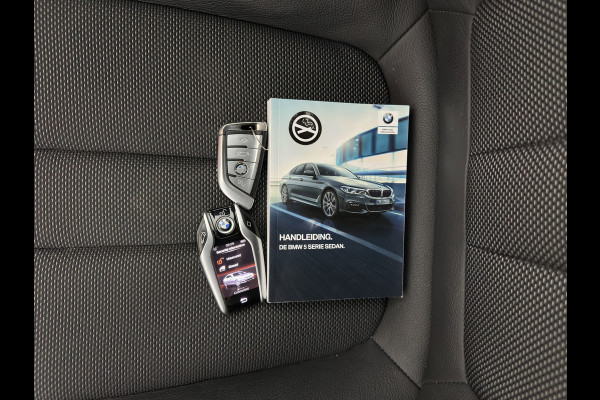 BMW 5 Serie 520i Executive Edition Sportline Aut. *LEATHER-FABRIC | FULL-LED | DIGI-COCKIT | KEYLESS | NAVI-FULLMAP | HEATED-SPORTSEATS | PRIVACY-GLASS | AMBIENTLIGHT | ECC | CARPLAY | PDC | TOWBAR | 18"ALU*