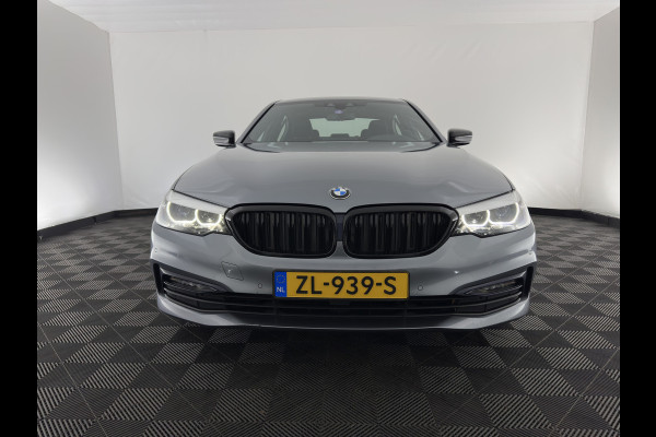 BMW 5 Serie 520i Executive Edition Sportline Aut. *LEATHER-FABRIC | FULL-LED | DIGI-COCKIT | KEYLESS | NAVI-FULLMAP | HEATED-SPORTSEATS | PRIVACY-GLASS | AMBIENTLIGHT | ECC | CARPLAY | PDC | TOWBAR | 18"ALU*