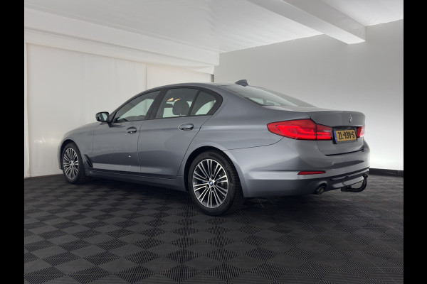 BMW 5 Serie 520i Executive Edition Sportline Aut. *LEATHER-FABRIC | FULL-LED | DIGI-COCKIT | KEYLESS | NAVI-FULLMAP | HEATED-SPORTSEATS | PRIVACY-GLASS | AMBIENTLIGHT | ECC | CARPLAY | PDC | TOWBAR | 18"ALU*