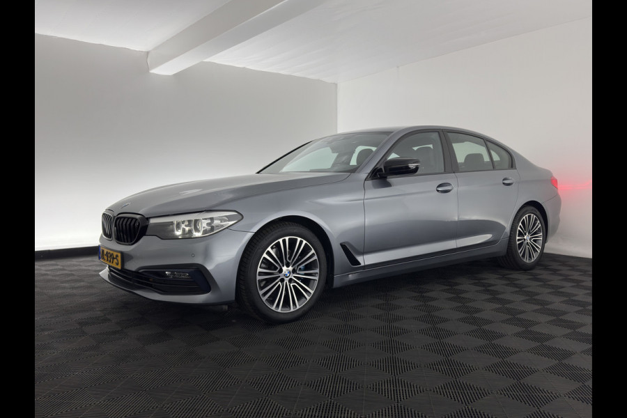 BMW 5 Serie 520i Executive Edition Sportline Aut. *LEATHER-FABRIC | FULL-LED | DIGI-COCKIT | KEYLESS | NAVI-FULLMAP | HEATED-SPORTSEATS | PRIVACY-GLASS | AMBIENTLIGHT | ECC | CARPLAY | PDC | TOWBAR | 18"ALU*
