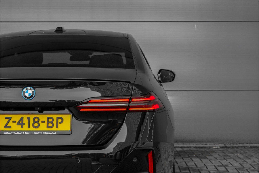 BMW 5 Serie 530e M-Sport Pro Pano Iconic Glow H/K Camera 20"
