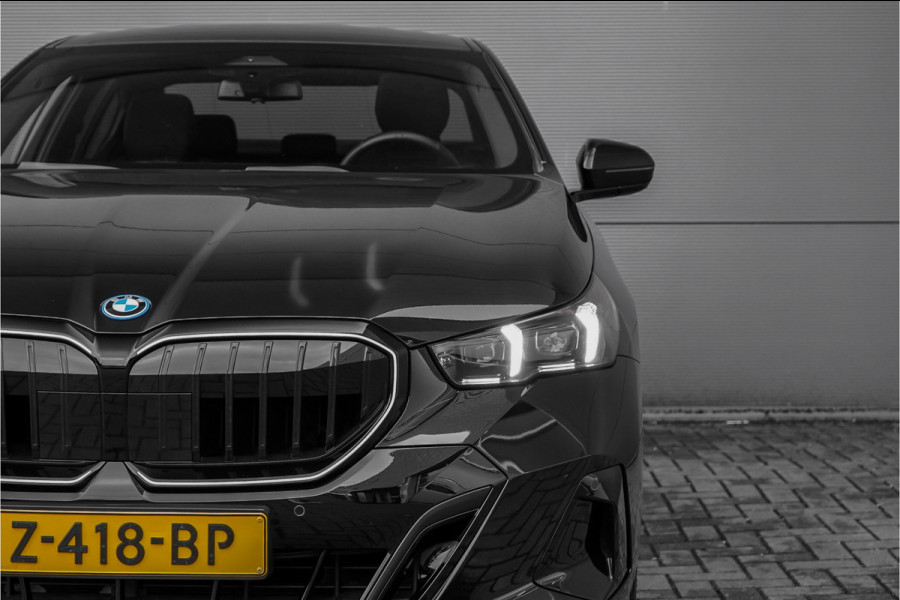 BMW 5 Serie 530e M-Sport Pro Pano Iconic Glow H/K Camera 20"