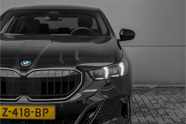 BMW 5 Serie 530e M-Sport Pro Pano Iconic Glow H/K Camera 20"